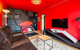 Certo Apartment -Vibrant And Modern Retreat